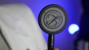 Stetoskop dengan kualitas yang bagus memiliki kepala ganda