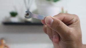 Gunakan Kunci 7mm atau Tang