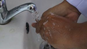 Lepaskan perhiasan dan cuci tangan