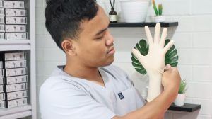 Memilih sarung tangan steril yang sesuai ukuran