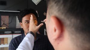 Dalam melakukan skill lab pemeriksaan fisik, posisi dokter harus selalu ada di sebelah kanan pasien yang diperiksa (kecuali bagi dokter yang kidal). Posisikan penerangan yang baik, kondisi ruangan yang nyaman dan tenang. Atur posisi tidur pasien dan atur ketinggian tempat tidur agar dapat memeriksa dengan nyaman. Pencahayaan tangensial sangat baik untuk memeriksa struktur seperti: denyut vena jugularis, kelenjar tiroid dan impuls apeks jantung. Pencahayaan ini dapat melihat bentuk (contour), elevation dan depression lebih jelas, baik dalam keadaan diam atau bergerak.  Sedangkan Pencahayaan perpendicular pada permukaan tendon pada daerah punggung tangan kamu akan mengurangi bayangan dan undulasi, cobalah dengan melihat pulsasi dari arteri radialis pada pergelangan tangan kamu. Tentukan lingkup batasan pemeriksaan Pada setiap kunjungan pasien, kamu akan bertanya “sampai seberapa jauh pemeriksaan fisik akan dilakukan?” untuk menjawab pertanyaan ini perlu petunjuk umum untuk membuat pemeriksaan fisik yang komprehensif atau terpusat.  Pemeriksaan fisik komprehensif  Tepat untuk pasien baru. Memperoleh pengetahuan mendasar mengenai pasien. Memperkuat hubungan dokter - pasien.
