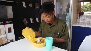 Membawa bekal